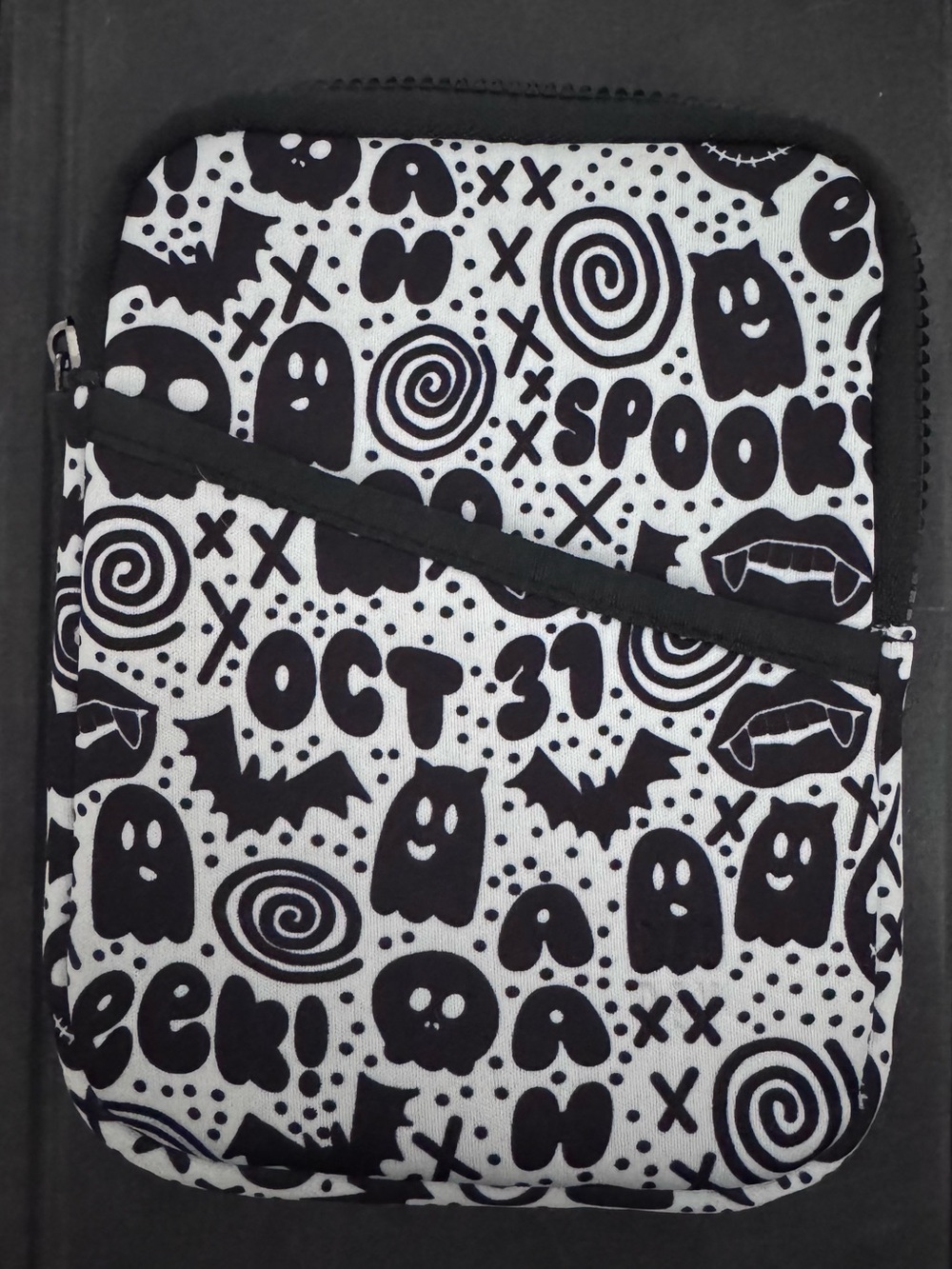 Radrev Halloween/spooky Kindle pouch